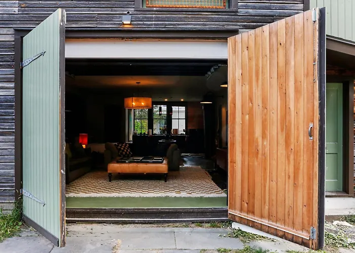 Kingston Carriage House