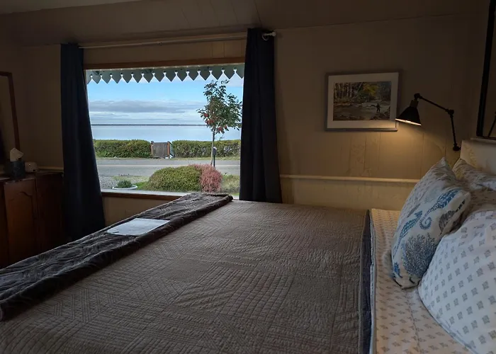 Juan De Fuca Waterfront Hotel & Cottages
