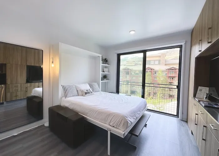 Hotel familiar: Slope Side Studio In The Heart Of Canyons Village With Heated Pool & Hot Tub!