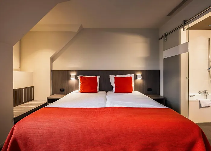 Square Hotel