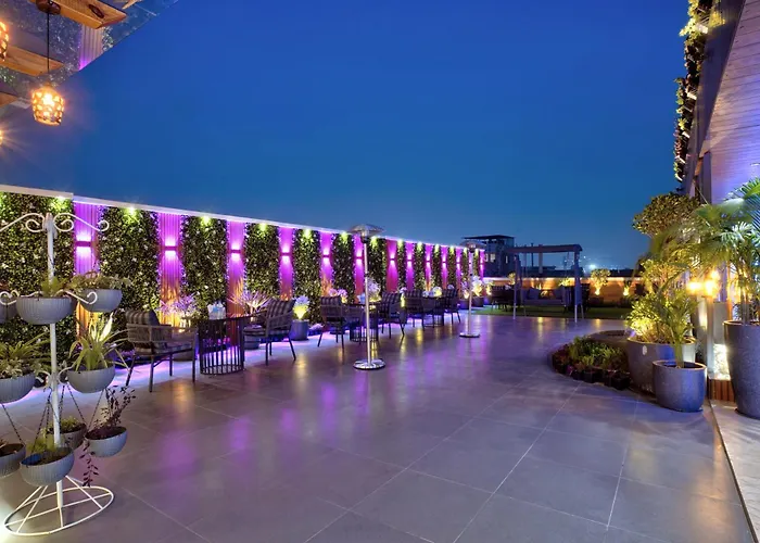 Family Hotel: Newly Built Gold The Royal With Rooftop Restaurant - 2Mins Walk From New Delhi Rail Station & 5Mins From Connaught Place