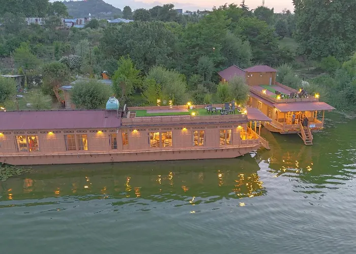 Pet Friendly hotel: Peacock Houseboats