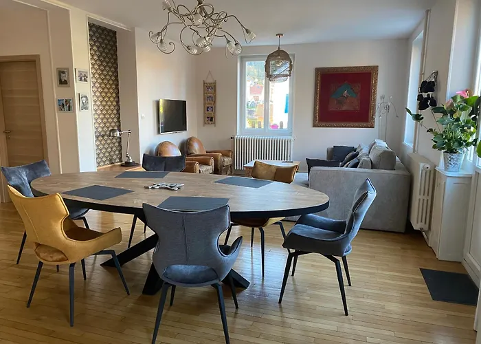 Les 4 flocons, avec piscine extérieure chauffée à 100m du lac et du centre , wifi, parking, sauna