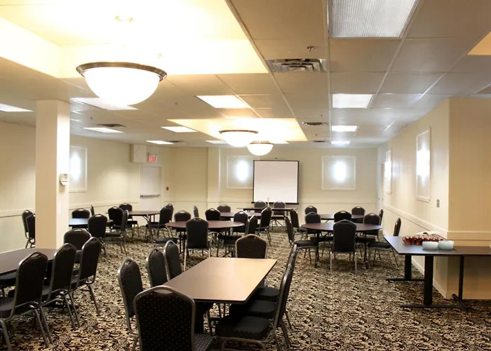 Сity center hotels Days Inn & Suites By Wyndham Sault Ste. Marie On