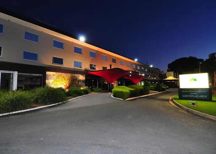 Hotel with pool: Pavilion On Northbourne