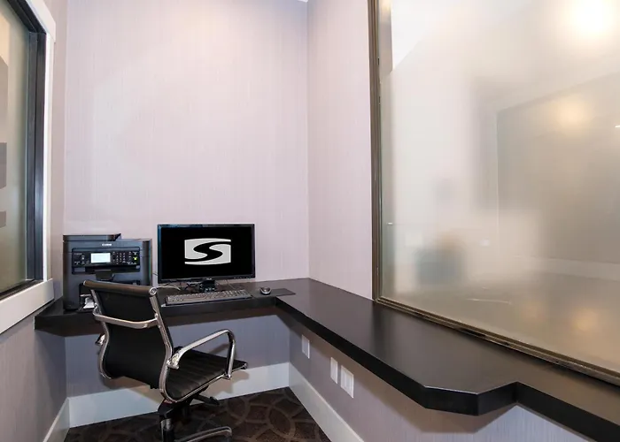 Hotel near College: Sandman Signature Calgary Downtown Hotel