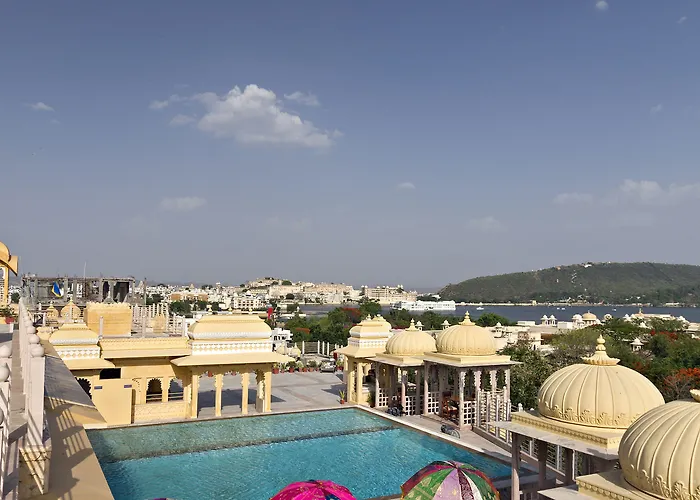 Hotel with pool: Chunda Palace