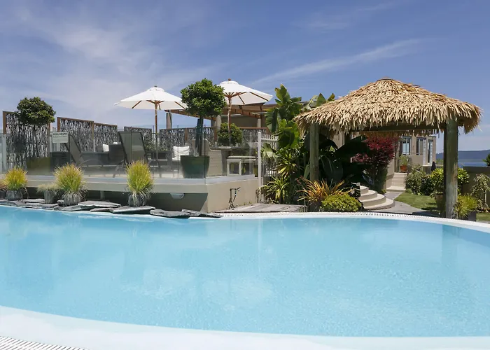 Hotel with pool: The Reef Resort
