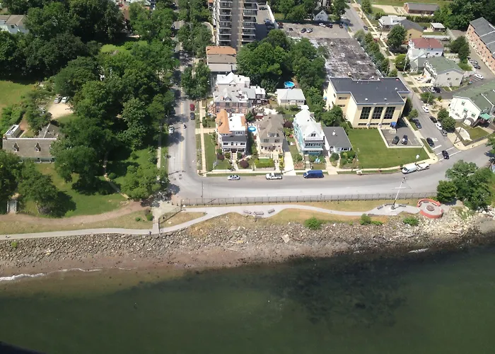 Harbor House Bed And Breakfast