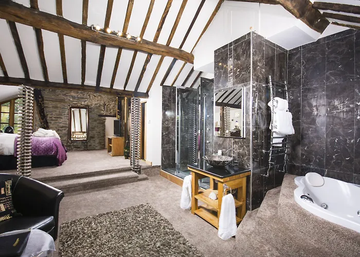 Self Catering Accommodation, Cornerstones, 16Th Century Luxury House Overlooking The River