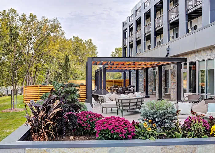 Courtyard By Marriott Appleton Riverfront