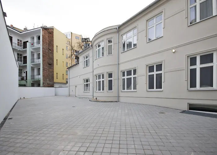  Elizabeth Suites