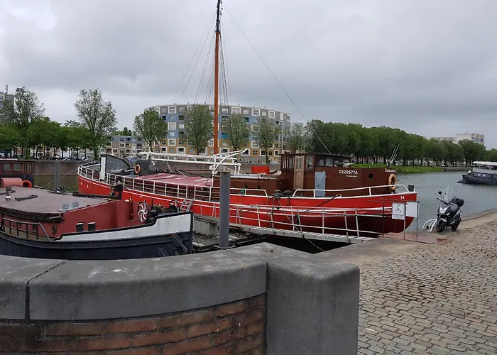 Boat Hotel SIX Rotterdam