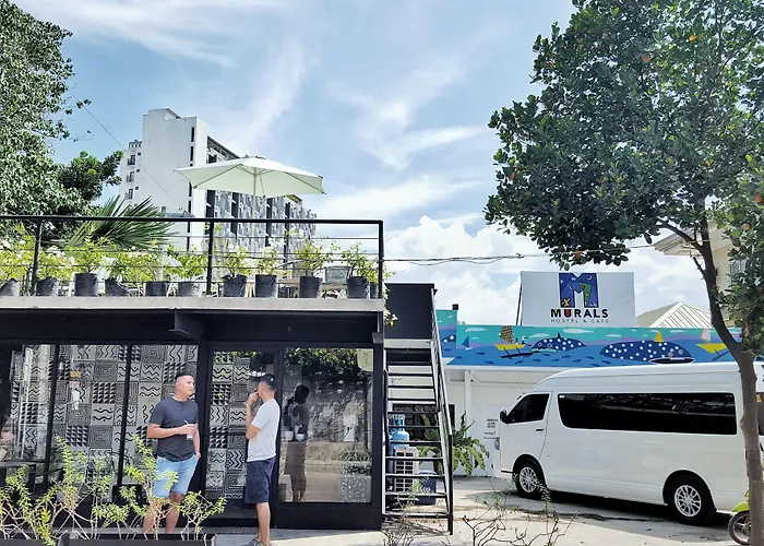 Murals Hostel And Cafe