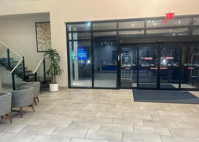 Holiday Inn Express Long Island City E - New York By Ihg