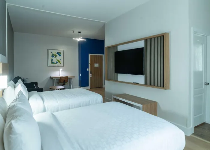 Jacuzzi hotel: Clarion Inn & Suites Central Clearwater Beach