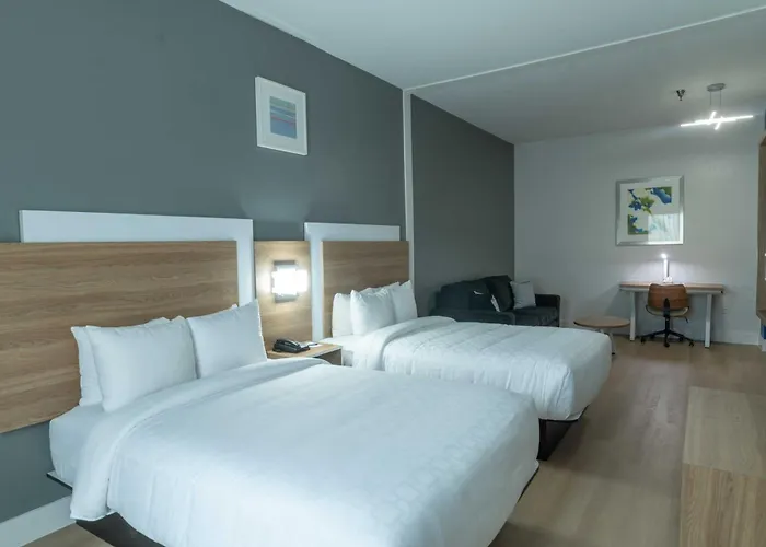 Jacuzzi hotel: Clarion Inn & Suites Central Clearwater Beach