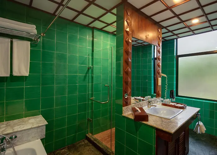 Earl'S Regency Hotel
