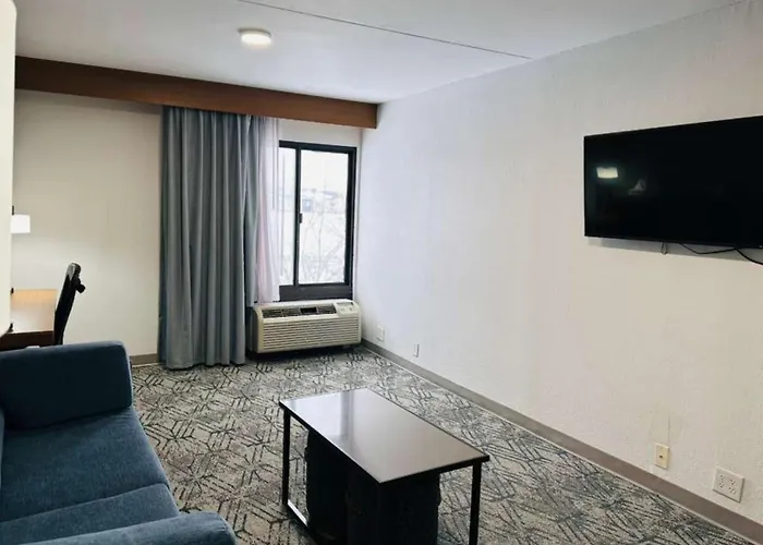 Kid friendly hotel Townhouse Near Hall Of Fame Canton I 77