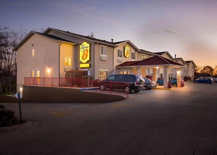 Hotel with pool: Super 8 By Wyndham Bloomington University Area