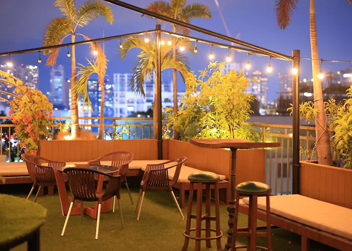 California Saigon Hotel & Rooftop Pool