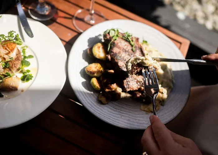 Hotel with view: Black Rock Oceanfront Resort