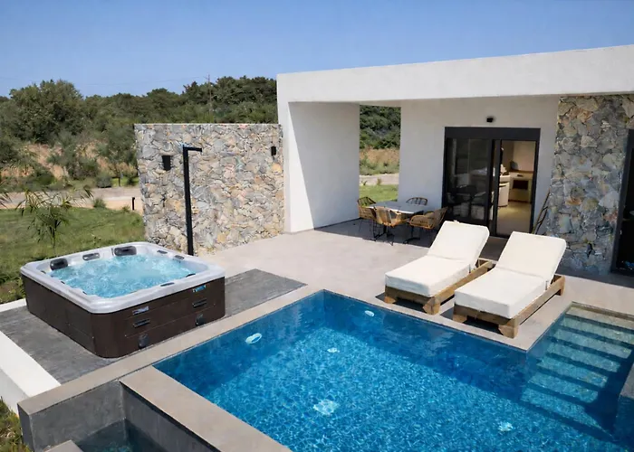Aphrodite Luxury Suites - Private Heated Pool & Jacuzzi