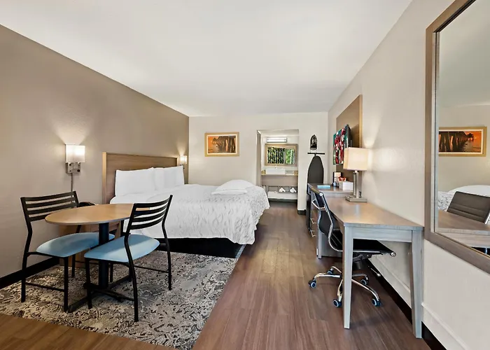 Red Roof Inn Plus+ & Suites Naples Downtown-5Th Ave S