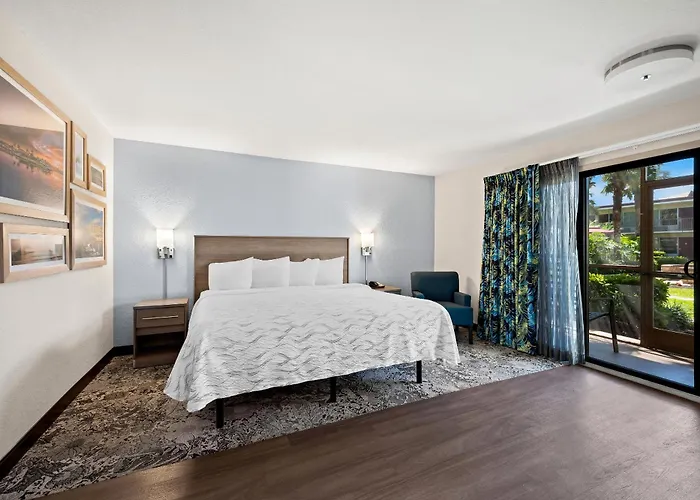 Red Roof Inn Plus+ & Suites Naples Downtown-5Th Ave S
