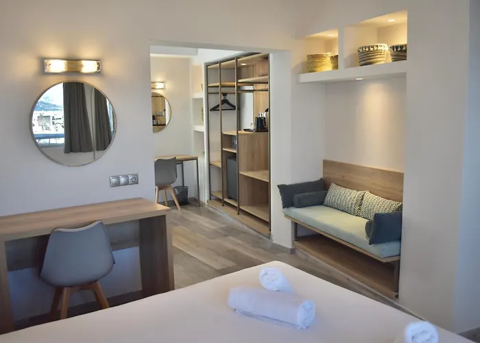 Central hotel: Xenophon Hotel