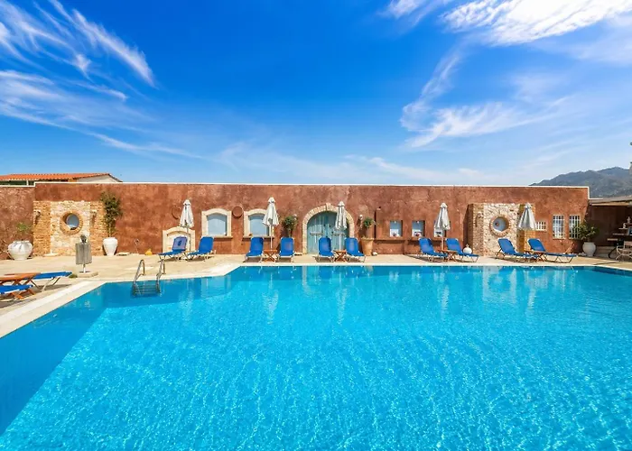 Golden Bay Apartments - Pool & Garden Retreat