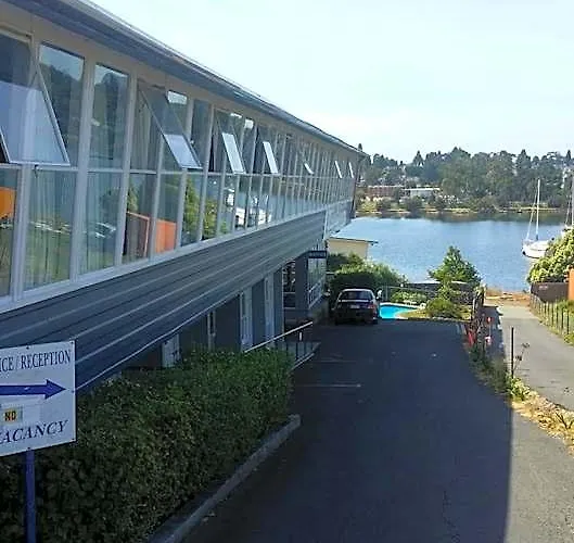Waterfront Lodge