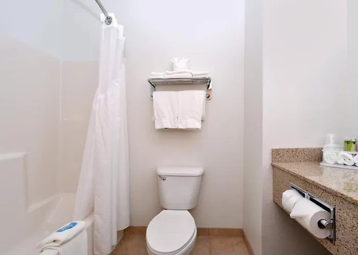 Holiday Inn Express & Suites West By Ihg