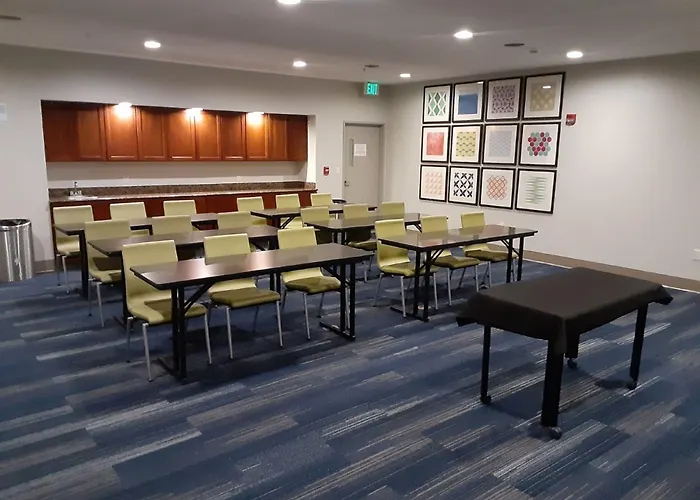 Holiday Inn Express & Suites Lincoln Airport By Ihg