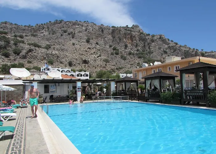 Hotel with pool: Coralli Apartments
