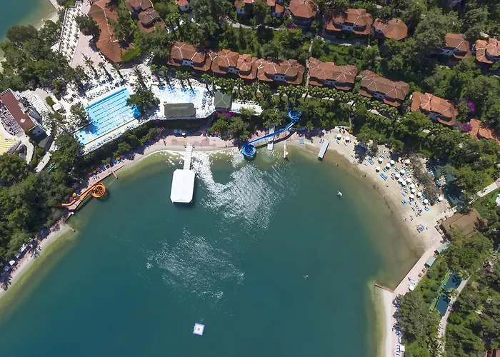 Hotel with pool: Club & Hotel Letoonia