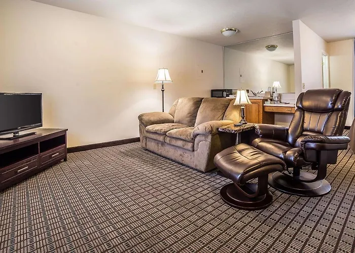 Econo Lodge Inn & Suites Logan