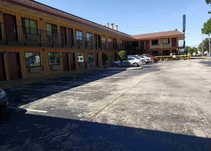 Cheap hotel: Super 7 Inn