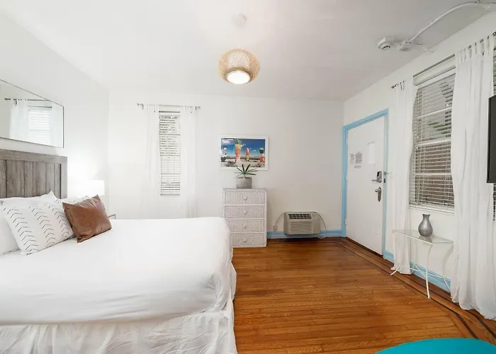 Hotel near College: Villa Paradiso Apartment Hotel